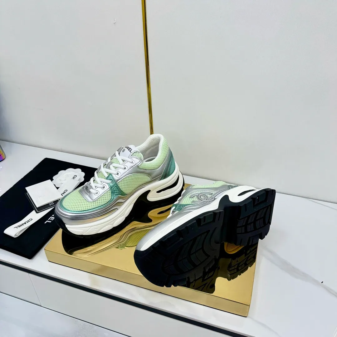 👟👟Ex-factory price 680👟👟 Upgraded version, upgraded version, upgraded version! No rebuttal accepted! ! ! ! Chanel Chanel panda shoes! 2025 counter's top casual sports shoes. This classic design; the upper is electro-embroidered with a variety of techniques; the outsole is fashionable and sporty; the unusual inclusion of a variety of color matching elements... The diversified mix and match is very good-looking and versatile, and can be used for leisure, fashion, sports, and outdoor... ꫛꫀꪝ Go➫ Materials: ❶Upper made of: original imported first-layer silk cowhide + original waterproof cloth + original first-layer cowhide ❷Inner lining: Original Yangli+Net ❸Outsole based on: Original TPU combination outsole Counter boutique packaging complete set for women 35–41 👉 👉 👉 👉
